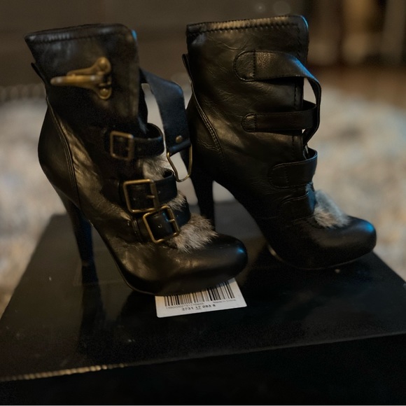 Black high heel boots - Picture 2 of 3